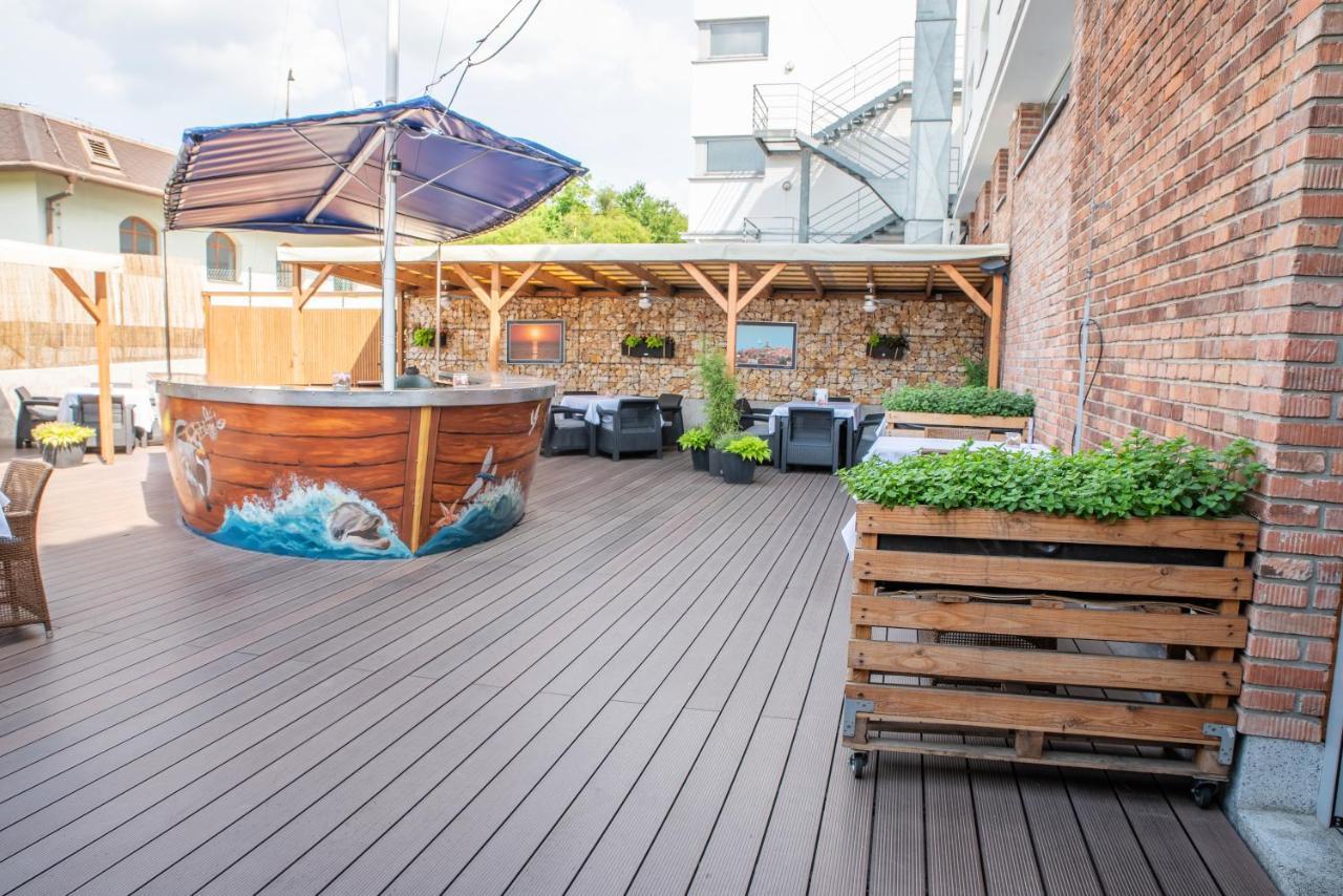 Restaurant & Design Hotel Noem Arch Брно Экстерьер фото