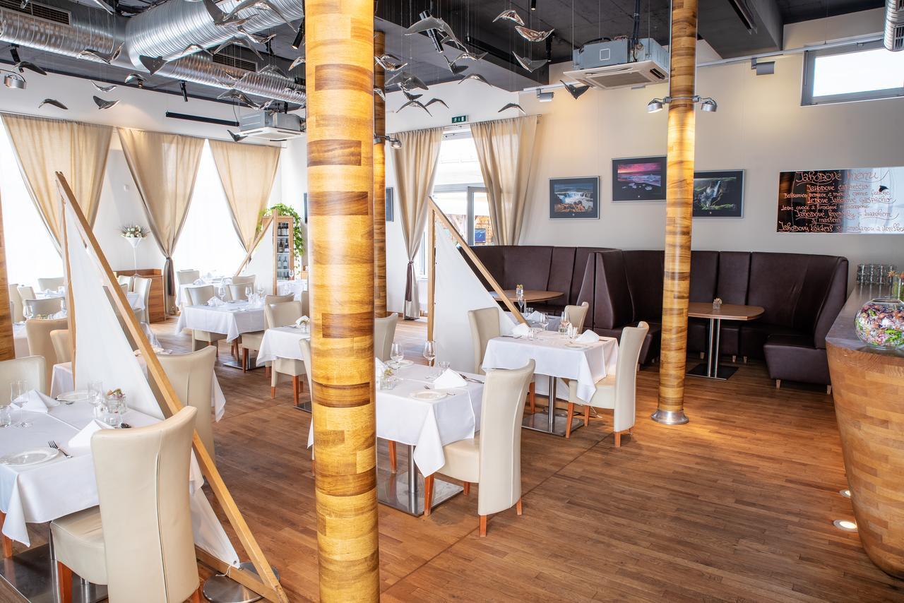 Restaurant & Design Hotel Noem Arch Брно Экстерьер фото